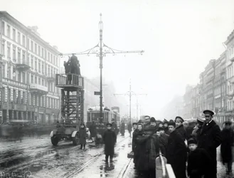 Operai che riparano le linee del tram, San Pietroburgo, c.1914